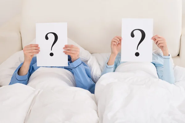 Couple Holding Question Marks — Stock Photo, Image