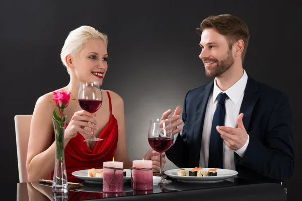 Pareja joven cenando — Foto de Stock