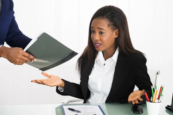 Boss Showing Document To Executive — Stock Photo, Image