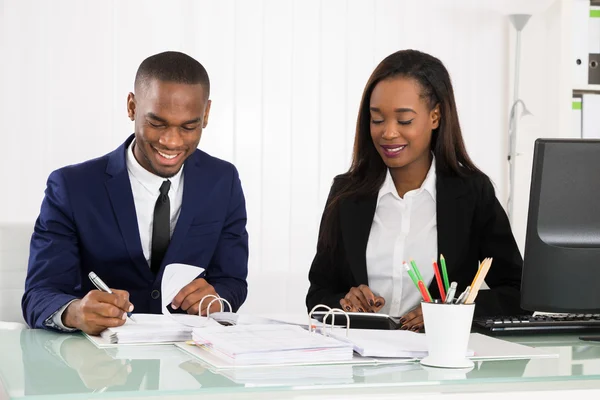 Imprenditori che lavorano in ufficio — Foto Stock