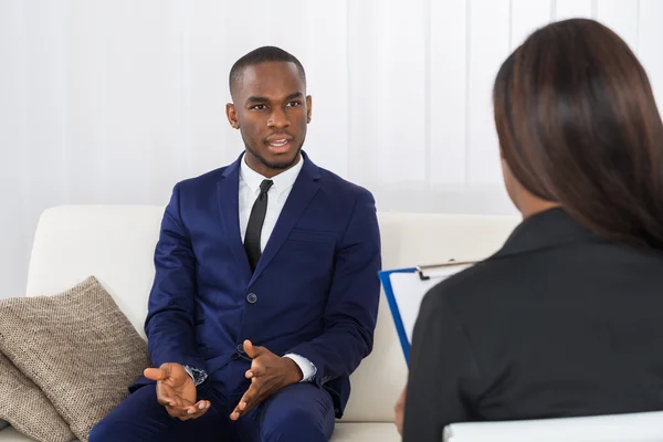 Homem conversando com psicólogo — Fotografia de Stock