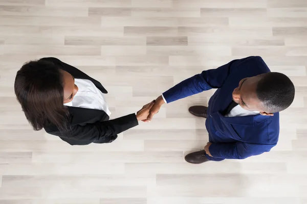 Metoda handshaking muž a žena — Stock fotografie