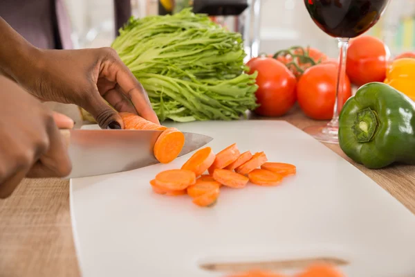 Tagliere della carota sul tagliere — Foto Stock