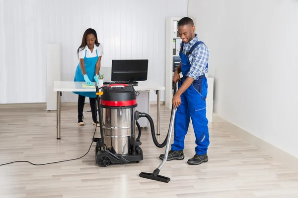 Maschio e femmina Janitors — Foto Stock