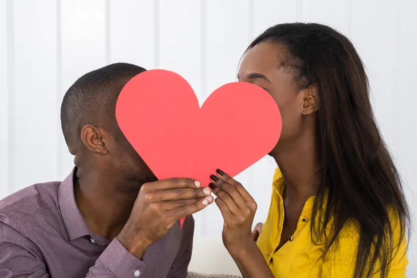 Jeune couple avec coeur — Photo