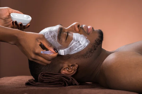 Terapeuta aplicando mascarilla facial — Foto de Stock