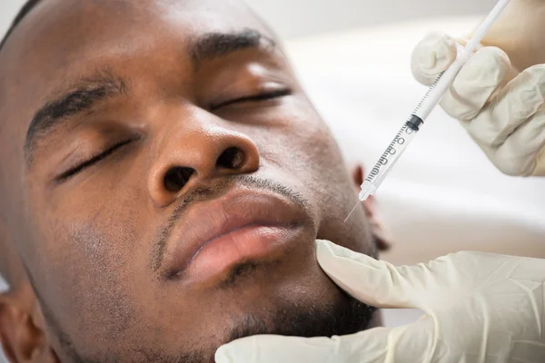 Injecteren van spuit op jonge Man — Stockfoto