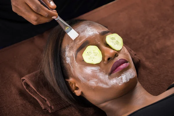 Mujer aplicando máscara facial —  Fotos de Stock