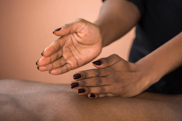 Man ontvangende massage — Stockfoto