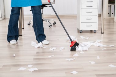 Kapıcı süpürme ahşap döşeme