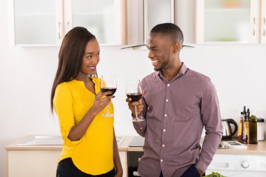 Kadehlerin ile genç Çift