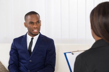 Psikolog ile konuşan genç adam 