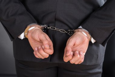 İşadamı suçtan tutuklanan kelepçeli