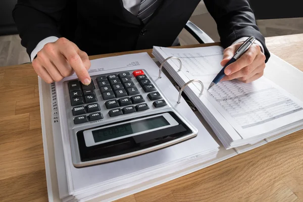 Mannelijke Accountant berekening van de belasting — Stockfoto