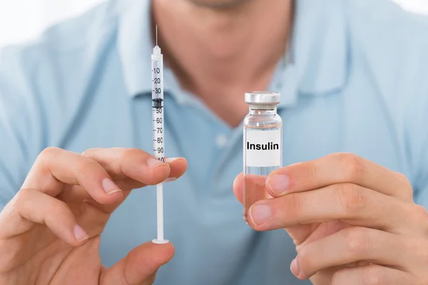 Man håller Insulin och spruta — Stockfoto