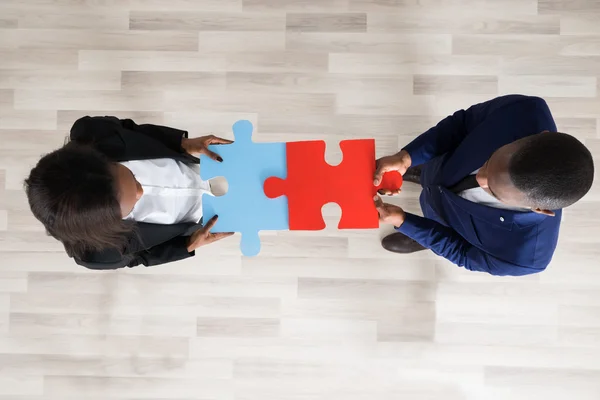 Man And Woman Holding Puzzle Pieces — Stock Photo, Image