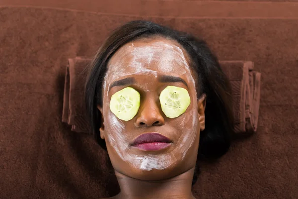 Mujer con máscara facial en spa — Foto de Stock