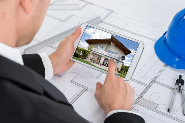 Architect kijken naar digitale Tablet — Stockfoto