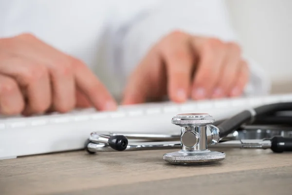 Médico masculino usando teclado de computador — Fotografia de Stock