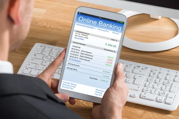 Бизнесмен онлайн-банкинг с помощью планшета — стоковое фото