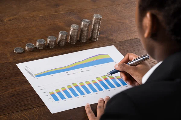 Бізнес жінка аналізуючи фінансовий графік — стокове фото