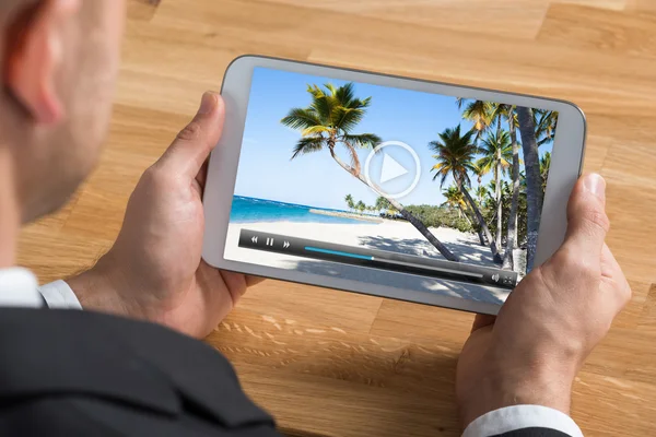 Zakenman kijken naar Video op digitale Tablet — Stockfoto