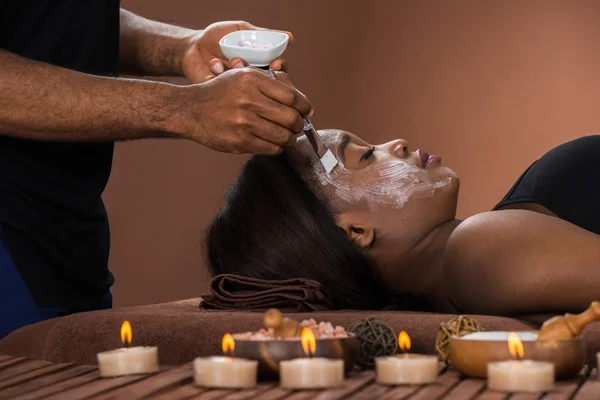 Mujer consiguiendo máscara facial en spa — Foto de Stock