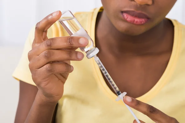 Medicina de enchimento da mulher na seringa — Fotografia de Stock