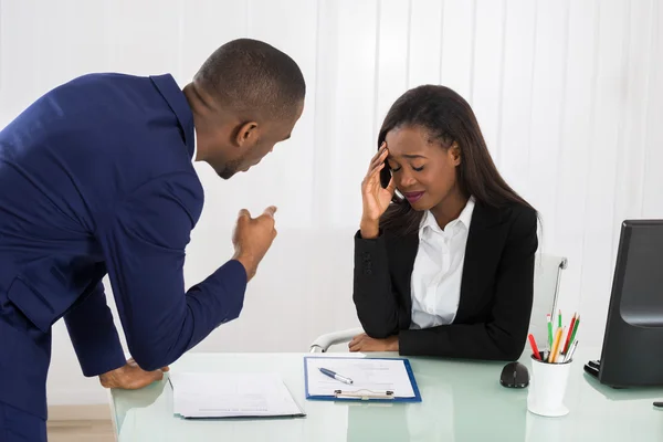 Boss Blaming Female Executive — Stock Photo, Image