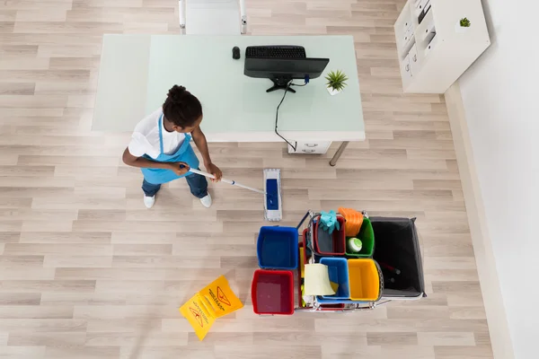 Femmina Janitor Mopping pavimento in legno — Foto Stock