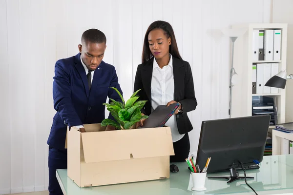 Företagare packning växt och mappar i rutan — Stockfoto