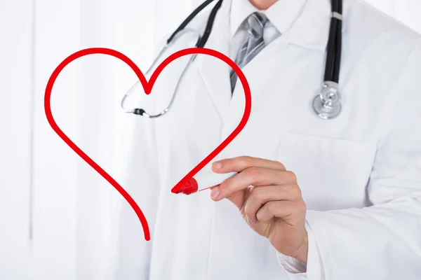 Лікар малює символ серця — стокове фото