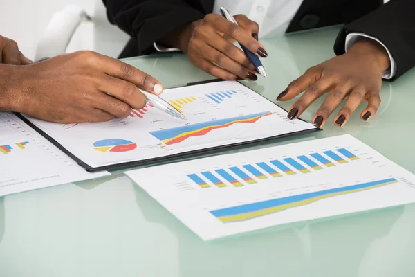 ビジネスマン分析グラフとチャート — ストック写真