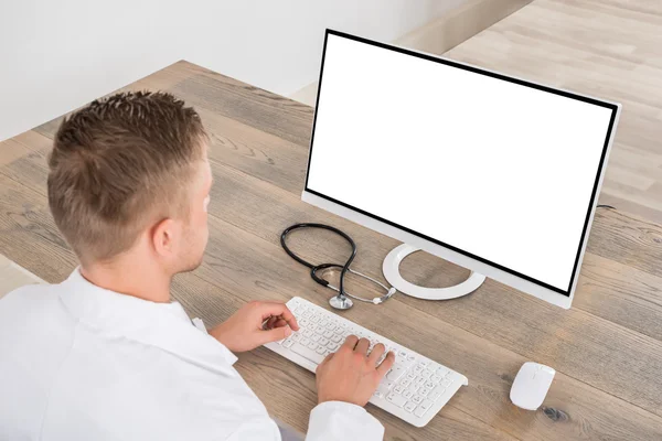 Männlicher Arzt mit Computer — Stockfoto