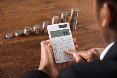 hesap makinesini kullanarak iş kadını 