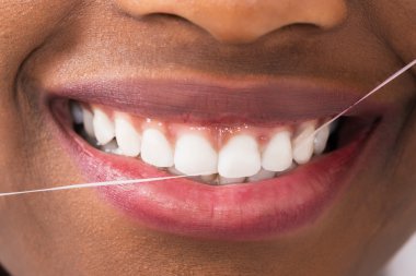 Afrikalı kadın diş diş ipi