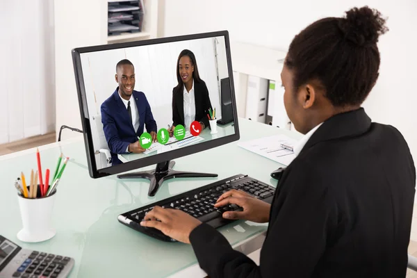 Empresaria Videoconferencia En Computadora —  Fotos de Stock