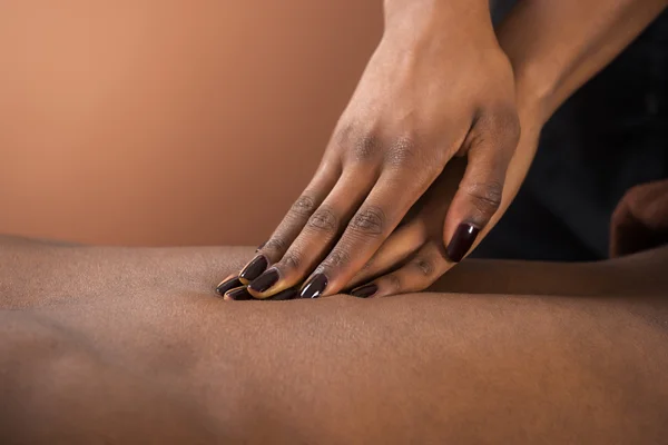 Uomo che riceve massaggio alla schiena — Foto Stock