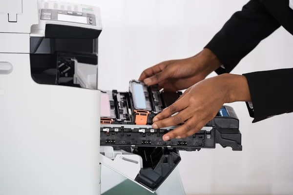 Businesswoman Fixing Photocopy Machine — Stock Photo, Image