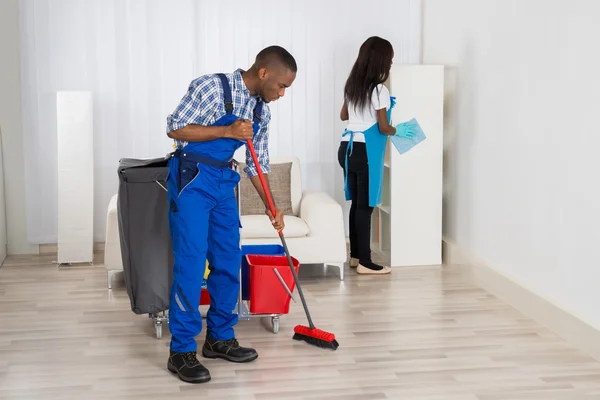 Καθαριστές που καθαρισμό διαμέρισμα — Φωτογραφία Αρχείου