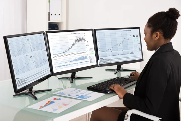 Geschäftsfrau analysiert Daten — Stockfoto