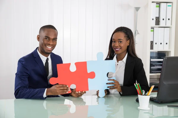 Happy Businesspeople Holding Puzzle — Stock Photo, Image