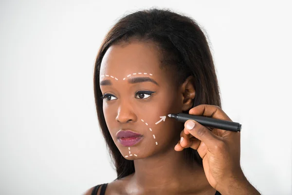 Línea de corrección en la cara femenina — Foto de Stock