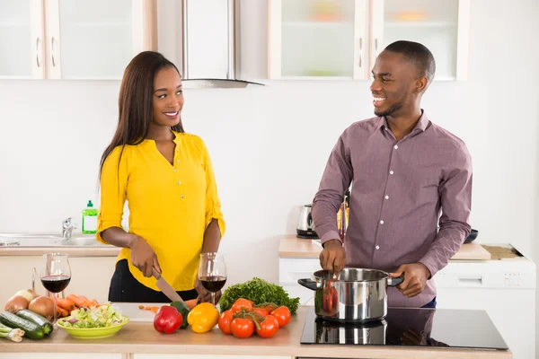 Casal jovem cozinhar — Fotografia de Stock