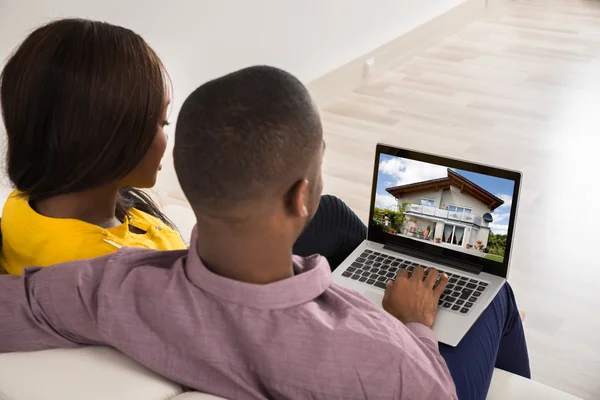 Couple Looking At House — Stock Photo, Image