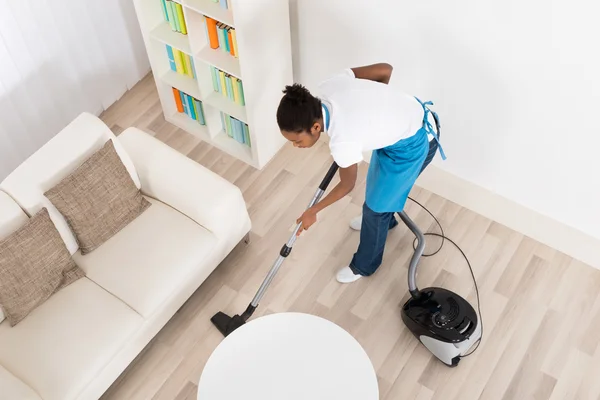 Afrikaanse vrouwelijke Janitor schoonmaken vloer — Stockfoto