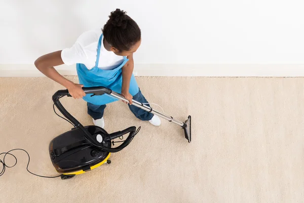 Vrouwelijke Janitor schoonmaken verdieping — Stockfoto