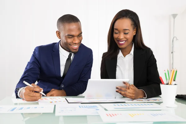 Empresarios que trabajan en tabletas digitales — Foto de Stock