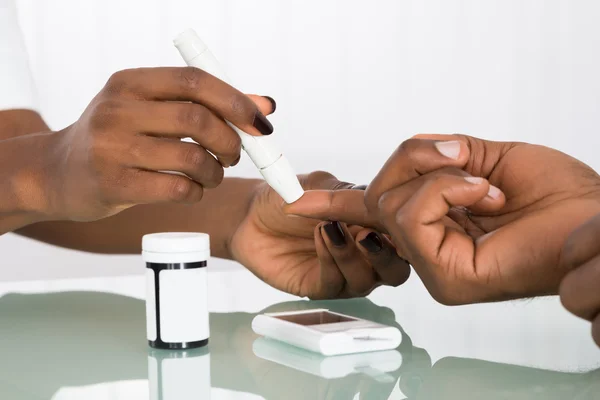Lancet en la prueba de dedos para la diabetes — Foto de Stock