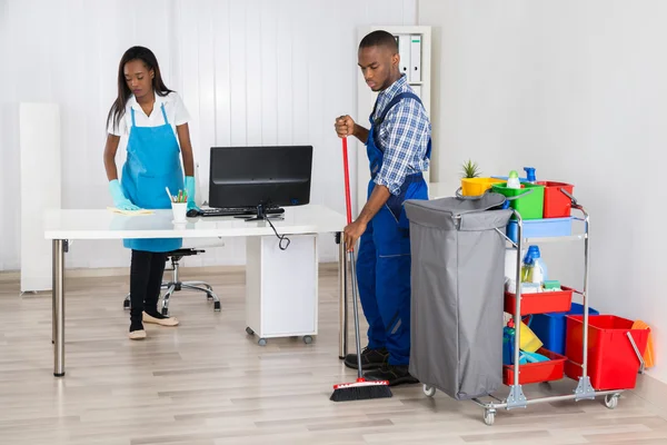 Limpiadores masculinos y femeninos Oficina de limpieza —  Fotos de Stock